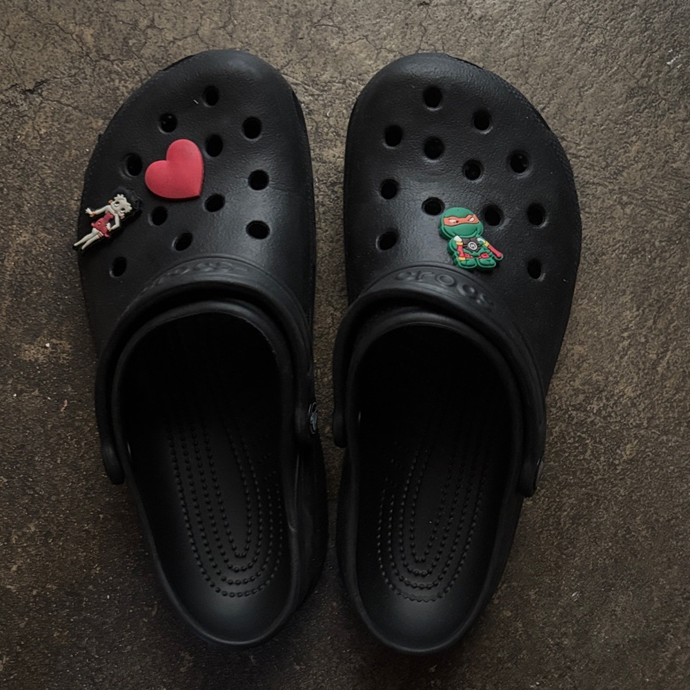 Black Crocs Womens size 8 M(6)